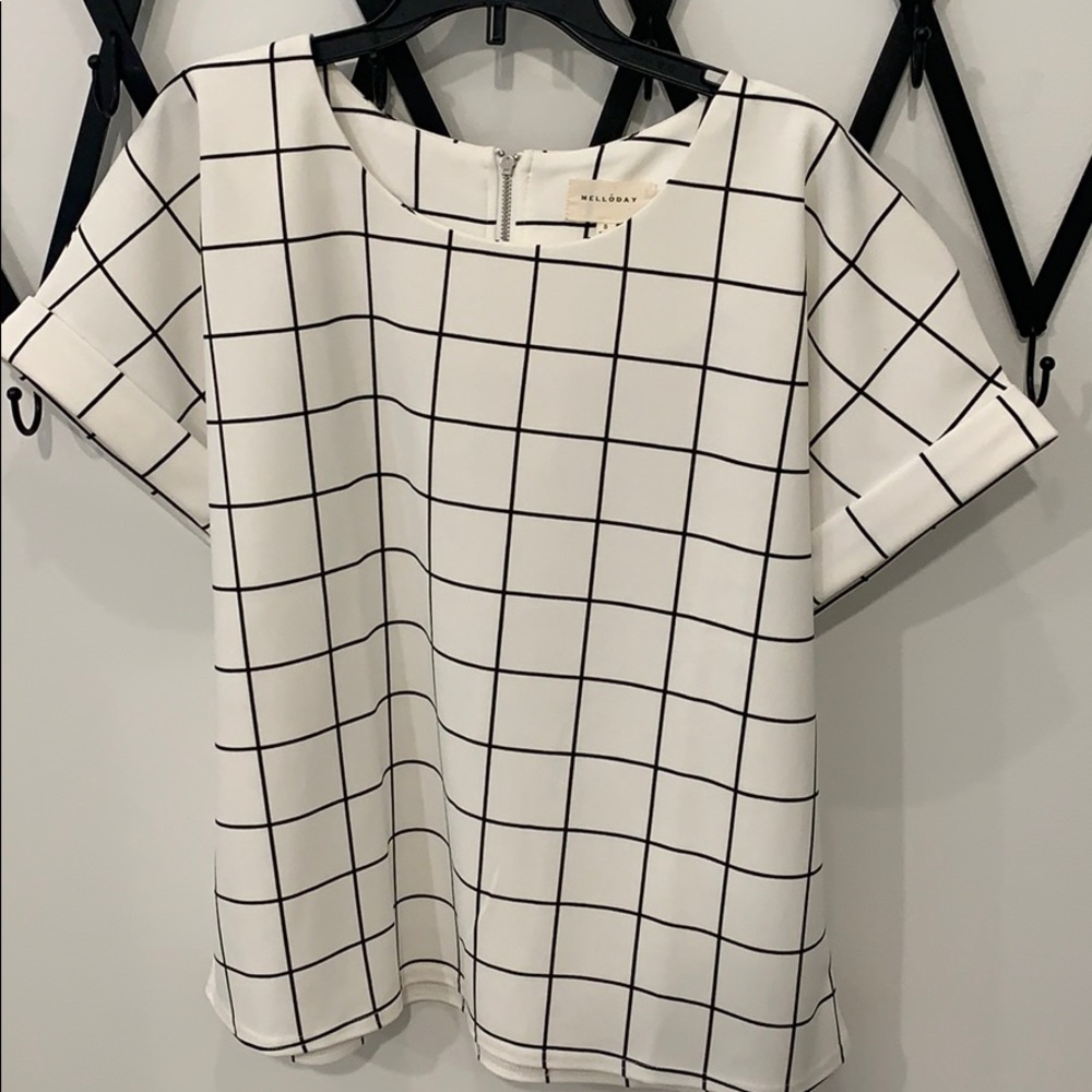 Black and white square pattern short sleeve top